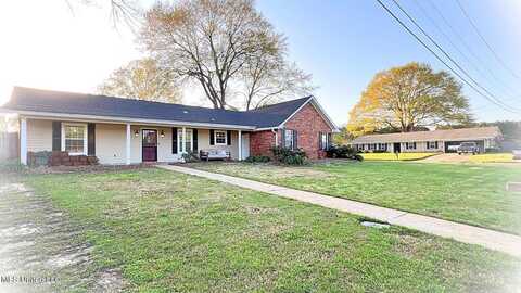 925 Sycamore St, Grenada, MS 38901