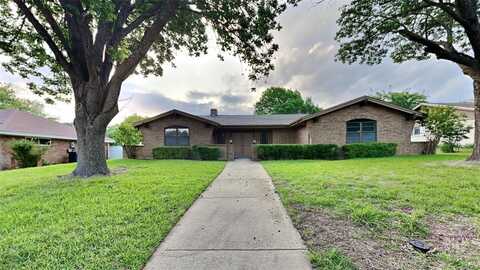 108 Meadowcrest Drive, DeSoto, TX 75115