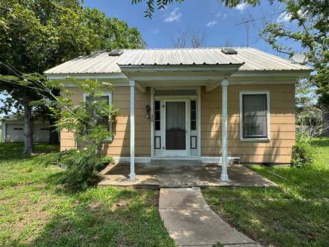 325 E. Tenth St., Yorktown, TX 78164