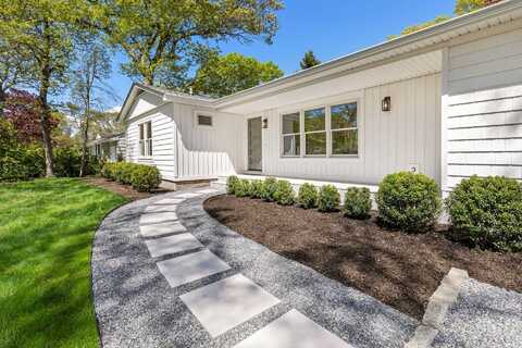 4 Pine Tree Ct, East Quogue, NY 11942