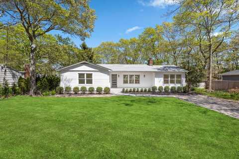 4 Pine Tree Ct, East Quogue, NY 11942