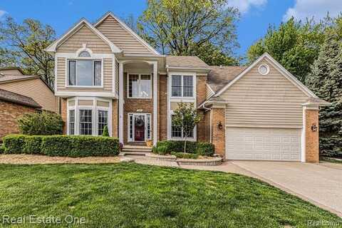 724 WOODFIELD Way, Rochester Hills, MI 48307