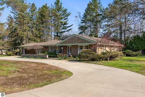 807 E Dixon Avenue, Charlevoix, MI 49720