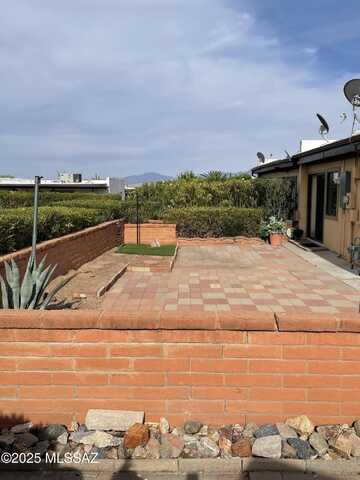 360 W Camino Del Sonador, Green Valley, AZ 85614