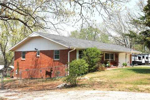 701 Crossbow RD, Huntsville, AR 72740
