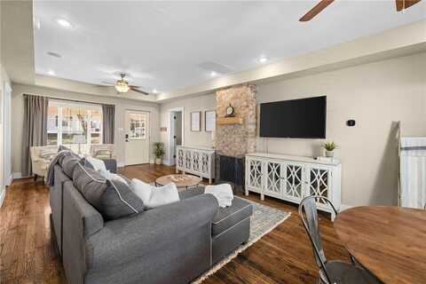 521 W Chestnut ST, Rogers, AR 72756