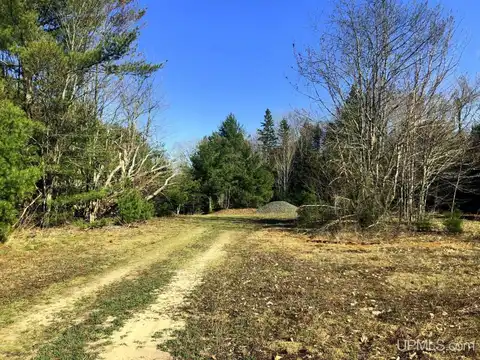 330 Green Garden, Marquette, MI 49855