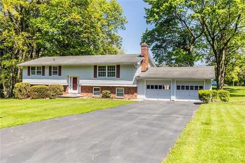 7 Squire Cir, Penfield, NY 14526