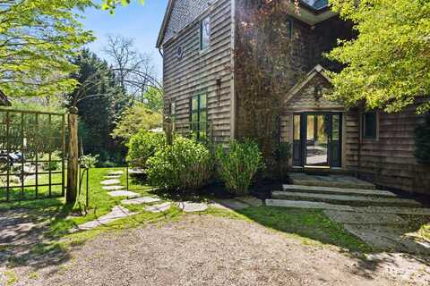 82 Harbor Hill Road, Woods Hole, MA 02543