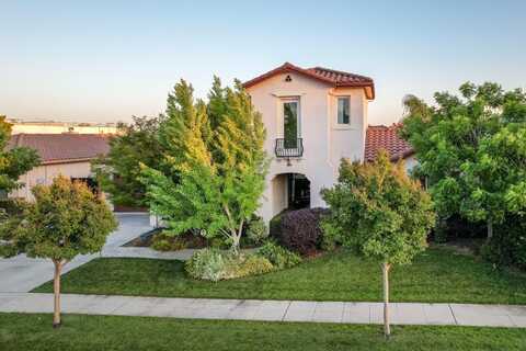 172 Omaha Avenue, Clovis, CA 93619