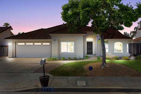 1801 Omaha Avenue E, Fresno, CA 93720