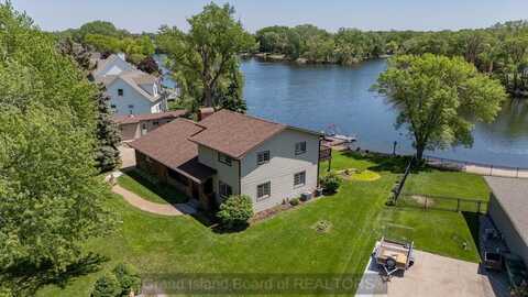 219 Lakeside Dr, Grand Island, NE 68801