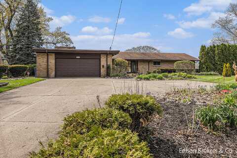 1657 W Kentview Drive NE, Grand Rapids, MI 49505