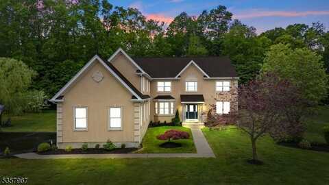 35 Summit Dr, Brunswick Gardens, NJ 08816