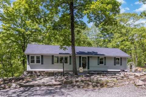 6 Mohawk Trl, Hopatcong, NJ 07821
