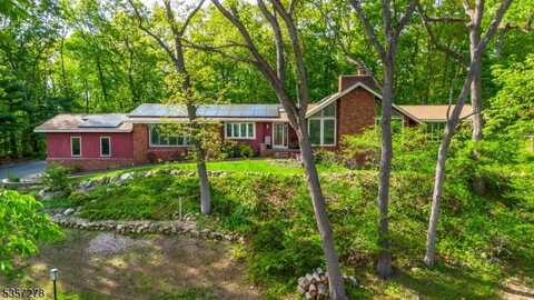 8 Reger Rd, Chester, NJ 07836