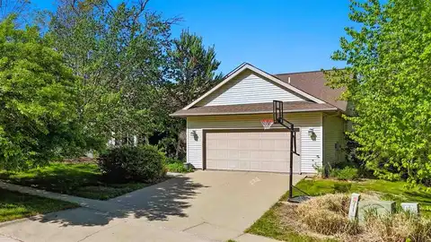 205 E Dovetail Dr, Coralville, IA 52241