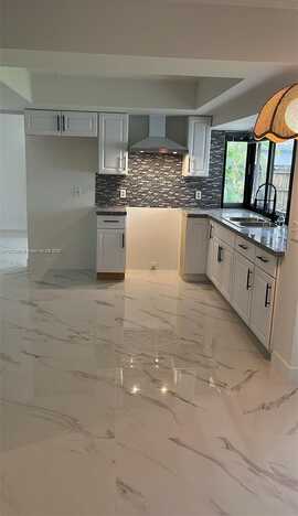 8510 NW 7th Ct, Pembroke Pines, FL 33024