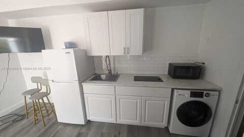 2822 Pine Tree Dr, Miami Beach, FL 33140