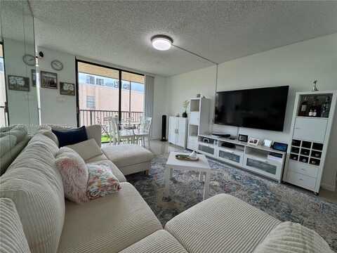 3550 Blue Lake Dr, Pompano Beach, FL 33064