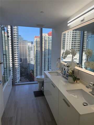 1300 Brickell Bay Dr, Miami, FL 33131