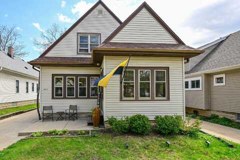 5613 W Notre Dame Ct, Milwaukee, WI 53208