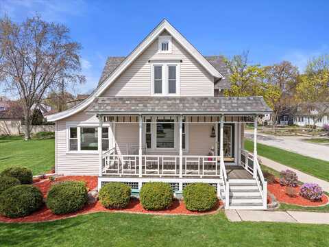 861 Glenview Ave, Wauwatosa, WI 53213