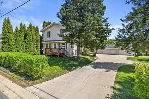 1542 3rd St, Delafield, WI 53018
