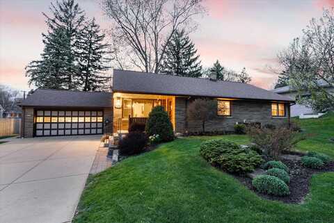 2361 N 115th St, Wauwatosa, WI 53226