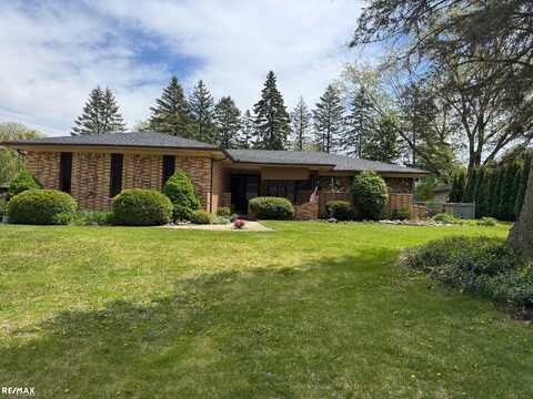 19877 White Oaks, Clinton, MI 48036