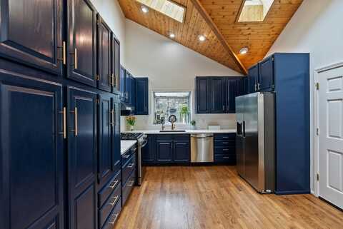 624 NE Tracker Court, Bend, OR 97701