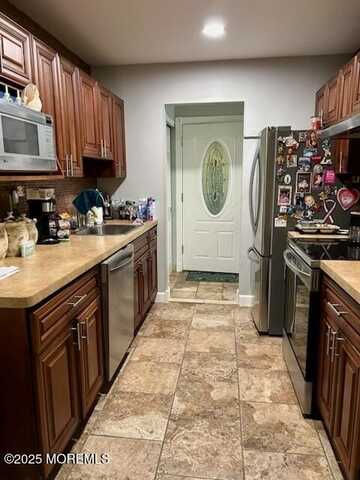 21 Pine Cluster Circle, Manalapan, NJ 07726