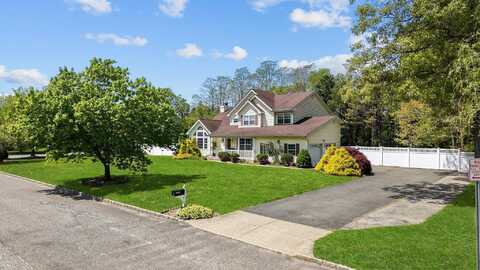 9 Sander Court, Middle Island, NY 11953