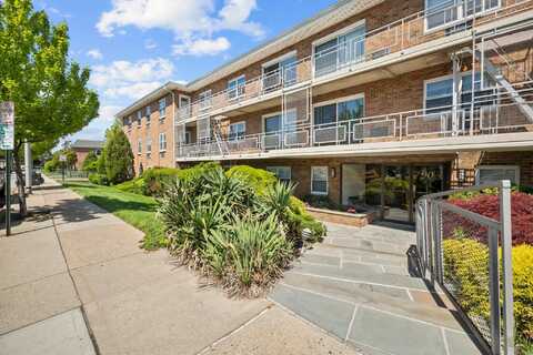 90 S Park Avenue, Rockville Centre, NY 11570