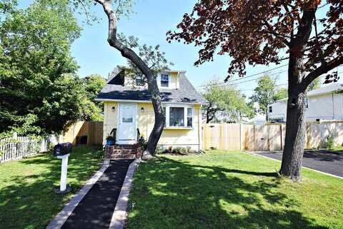 24 Brook Street, Lindenhurst, NY 11757