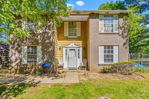 6 Petersburg Court, Coram, NY 11727