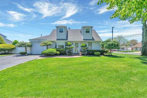 15 Argyle Place, Massapequa, NY 11758