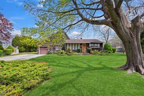 211 Bay Avenue, Bayport, NY 11705