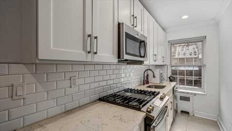 90 Knightsbridge Road, Great Neck, NY 11021