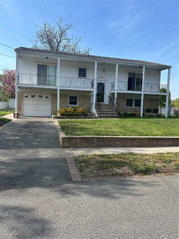 52 Dover Street, Lindenhurst, NY 11757