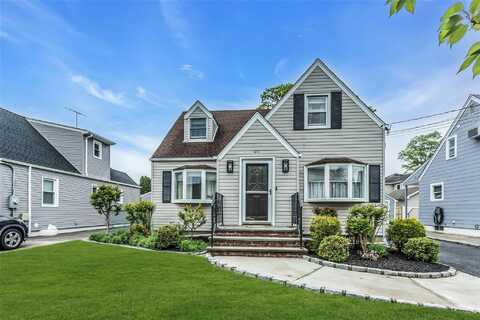 31 Grattan Street, New Hyde Park, NY 11040