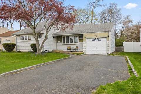 9 Thomas Drive, North Babylon, NY 11703
