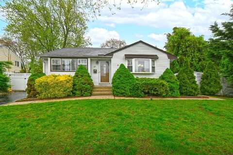 52 Santapogue Drive, Lindenhurst, NY 11757
