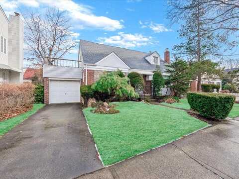 80-51 Little Neck Parkway, Glen Oaks, NY 11004