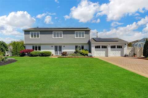 52 Shore Drive S, Copiague, NY 11726
