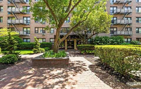 5 Birchwood Court, Mineola, NY 11501