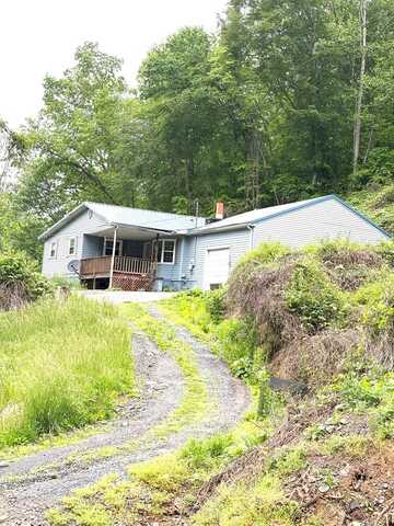 145 Chestnut Street, OCEANA, WV 24870