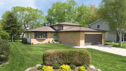 1932 Country Knoll Lane, Elgin, IL 60123