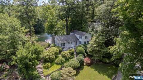 9 Ridge Road, Bloomingdale, NJ 07403