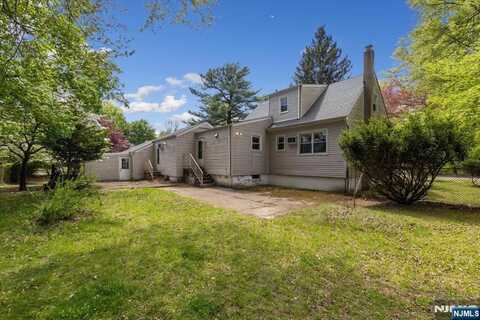 1085 Roosevelt Avenue, New Milford, NJ 07646